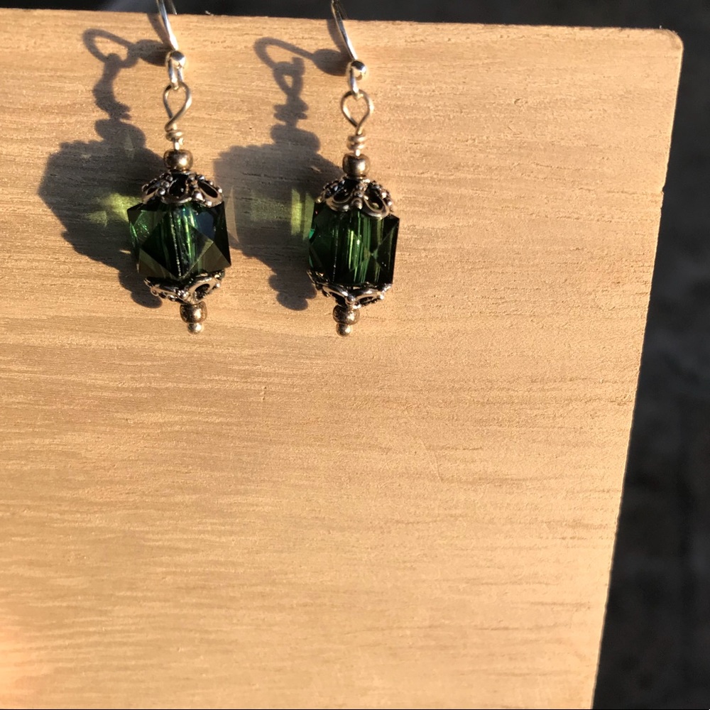 🍀3x$18🎉DARK GREEN CUBE EARRINGS 🍀 - Picture 2 of 2